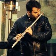 Laureato in FLAUTO TRAVERSO e COMPOSIZIONE e ARRANGIAMENTO JAZZ propone lezioni a Milano